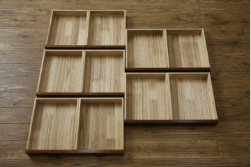 中古　超美品!!　国産職人手作り　工芸家具　三方欅(ケヤキ)材　内部桐材　個性的な取っ手が目を引く引き出し15杯付き縦型収納箪笥　定価推定約50万円　(R-082640)