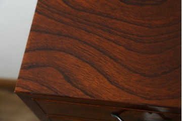 中古　超美品!!　国産職人手作り　工芸家具　三方欅(ケヤキ)材　内部桐材　個性的な取っ手が目を引く引き出し15杯付き縦型収納箪笥　定価推定約50万円　(R-082640)