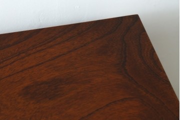 中古　超美品!!　国産職人手作り　工芸家具　三方欅(ケヤキ)材　内部桐材　個性的な取っ手が目を引く引き出し15杯付き縦型収納箪笥　定価推定約50万円　(R-082640)