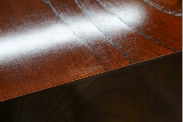 中古　超美品!!　国産職人手作り　工芸家具　三方欅(ケヤキ)材　内部桐材　個性的な取っ手が目を引く引き出し15杯付き縦型収納箪笥　定価推定約50万円　(R-082640)