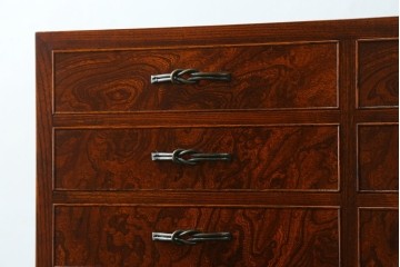 中古　超美品!!　国産職人手作り　工芸家具　三方欅(ケヤキ)材　内部桐材　個性的な取っ手が目を引く引き出し15杯付き縦型収納箪笥　定価推定約50万円　(R-082640)