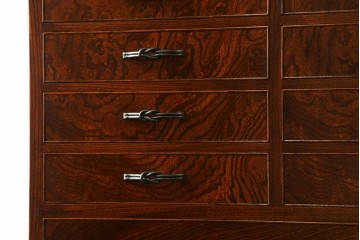 中古　超美品!!　国産職人手作り　工芸家具　三方欅(ケヤキ)材　内部桐材　個性的な取っ手が目を引く引き出し15杯付き縦型収納箪笥　定価推定約50万円　(R-082640)