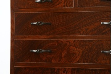 中古　超美品!!　国産職人手作り　工芸家具　三方欅(ケヤキ)材　内部桐材　個性的な取っ手が目を引く引き出し15杯付き縦型収納箪笥　定価推定約50万円　(R-082640)
