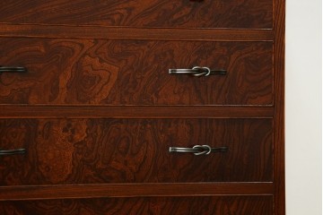 中古　超美品!!　国産職人手作り　工芸家具　三方欅(ケヤキ)材　内部桐材　個性的な取っ手が目を引く引き出し15杯付き縦型収納箪笥　定価推定約50万円　(R-082640)