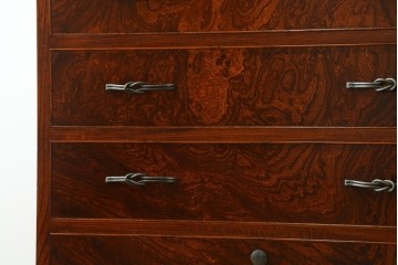 中古　超美品!!　国産職人手作り　工芸家具　三方欅(ケヤキ)材　内部桐材　個性的な取っ手が目を引く引き出し15杯付き縦型収納箪笥　定価推定約50万円　(R-082640)
