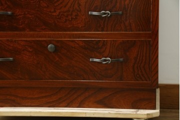 中古　超美品!!　国産職人手作り　工芸家具　三方欅(ケヤキ)材　内部桐材　個性的な取っ手が目を引く引き出し15杯付き縦型収納箪笥　定価推定約50万円　(R-082640)