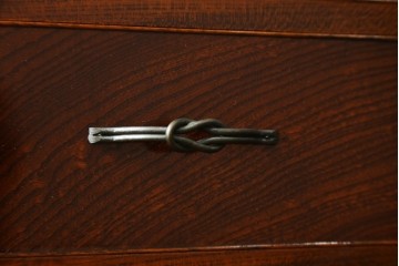 中古　超美品!!　国産職人手作り　工芸家具　三方欅(ケヤキ)材　内部桐材　個性的な取っ手が目を引く引き出し15杯付き縦型収納箪笥　定価推定約50万円　(R-082640)