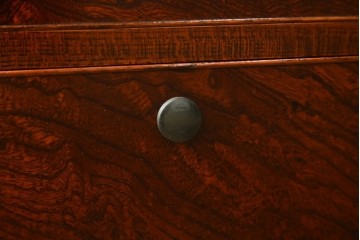 中古　超美品!!　国産職人手作り　工芸家具　三方欅(ケヤキ)材　内部桐材　個性的な取っ手が目を引く引き出し15杯付き縦型収納箪笥　定価推定約50万円　(R-082640)