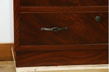 中古　超美品!!　国産職人手作り　工芸家具　三方欅(ケヤキ)材　内部桐材　個性的な取っ手が目を引く引き出し15杯付き縦型収納箪笥　定価推定約50万円　(R-082640)
