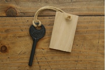 中古　超美品!!　国産職人手作り　工芸家具　三方欅(ケヤキ)材　内部桐材　個性的な取っ手が目を引く引き出し15杯付き縦型収納箪笥　定価推定約50万円　(R-082640)
