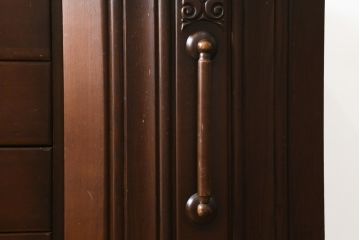 イギリスアンティーク　オーク材　細部にまでこだわった装飾が魅力的なサイドボード(サイドキャビネット、収納棚、戸棚、引き出し、英国)(R-082641)