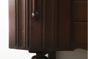 イギリスアンティーク　オーク材　細部にまでこだわった装飾が魅力的なサイドボード(サイドキャビネット、収納棚、戸棚、引き出し、英国)(R-082641)