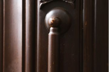 イギリスアンティーク　オーク材　細部にまでこだわった装飾が魅力的なサイドボード(サイドキャビネット、収納棚、戸棚、引き出し、英国)(R-082641)