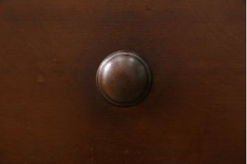 イギリスアンティーク　オーク材　細部にまでこだわった装飾が魅力的なサイドボード(サイドキャビネット、収納棚、戸棚、引き出し、英国)(R-082641)