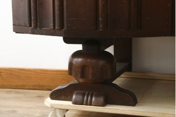イギリスアンティーク　オーク材　細部にまでこだわった装飾が魅力的なサイドボード(サイドキャビネット、収納棚、戸棚、引き出し、英国)(R-082641)
