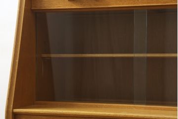 イギリスビンテージ　G-PLAN(ジープラン)　Brandon(ブランドン)　オーク材　お部屋の雰囲気をほっこりさせる温もり感じるサイドボード(サイドキャビネット、リビングボード、食器棚、カップボード、飾り棚、陳列棚、ヴィンテージ、北欧、英国)(R-082643)