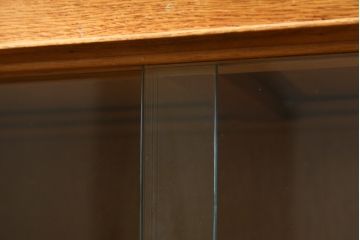 イギリスビンテージ　G-PLAN(ジープラン)　Brandon(ブランドン)　オーク材　お部屋の雰囲気をほっこりさせる温もり感じるサイドボード(サイドキャビネット、リビングボード、食器棚、カップボード、飾り棚、陳列棚、ヴィンテージ、北欧、英国)(R-082643)