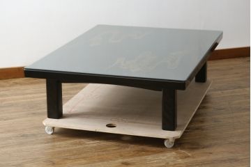 中古　美品　希少な四尺サイズ　花筏蒔絵が美しいガラス天板付き座卓(ローテーブル、センターテーブル、リビングテーブル)(R-082644)