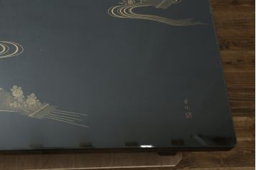 中古　美品　希少な四尺サイズ　花筏蒔絵が美しいガラス天板付き座卓(ローテーブル、センターテーブル、リビングテーブル)(R-082644)