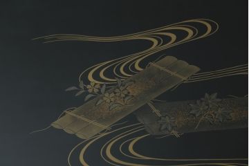 中古　美品　希少な四尺サイズ　花筏蒔絵が美しいガラス天板付き座卓(ローテーブル、センターテーブル、リビングテーブル)(R-082644)