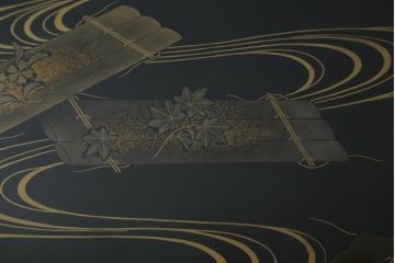 中古　美品　希少な四尺サイズ　花筏蒔絵が美しいガラス天板付き座卓(ローテーブル、センターテーブル、リビングテーブル)(R-082644)