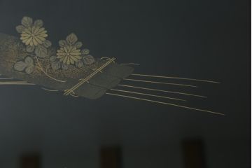 中古　美品　希少な四尺サイズ　花筏蒔絵が美しいガラス天板付き座卓(ローテーブル、センターテーブル、リビングテーブル)(R-082644)