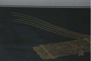 中古　美品　希少な四尺サイズ　花筏蒔絵が美しいガラス天板付き座卓(ローテーブル、センターテーブル、リビングテーブル)(R-082644)
