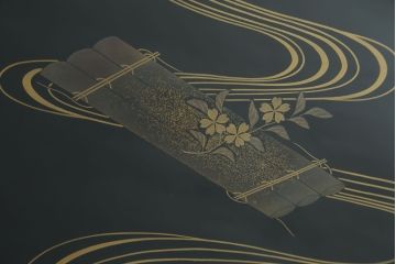 中古　美品　希少な四尺サイズ　花筏蒔絵が美しいガラス天板付き座卓(ローテーブル、センターテーブル、リビングテーブル)(R-082644)