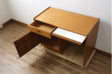 イギリスビンテージ　nathan社(ネイサン)　スライド式メモパッド付き　十字型の意匠が特徴的なコンパクトデスク(サイドテーブル、テレフォンテーブル、片袖机、ワークデスク、在宅用、在宅ワーク用、電話台、英国、ヴィンテージ)(R-082645)