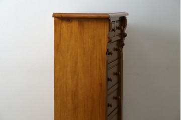 中古　美品　アメリカ輸入家具　パイン材　縦型　カントリースタイルの空間づくりにおすすめのトールチェスト　(R-082646)