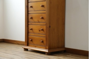 中古　美品　アメリカ輸入家具　パイン材　縦型　カントリースタイルの空間づくりにおすすめのトールチェスト　(R-082646)