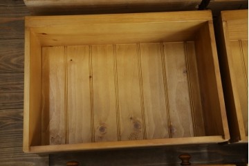 中古　美品　アメリカ輸入家具　パイン材　縦型　カントリースタイルの空間づくりにおすすめのトールチェスト　(R-082646)