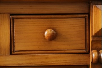 中古　美品　アメリカ輸入家具　パイン材　縦型　カントリースタイルの空間づくりにおすすめのトールチェスト　(R-082646)