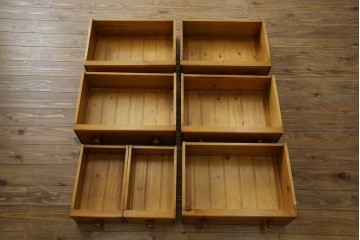 中古　美品　アメリカ輸入家具　パイン材　縦型　カントリースタイルの空間づくりにおすすめのトールチェスト　(R-082646)