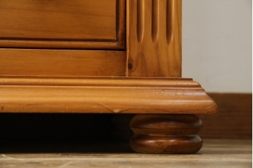 中古　美品　アメリカ輸入家具　パイン材　縦型　カントリースタイルの空間づくりにおすすめのトールチェスト　(R-082646)