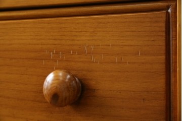 中古　美品　アメリカ輸入家具　パイン材　縦型　カントリースタイルの空間づくりにおすすめのトールチェスト　(R-082646)