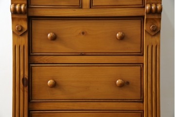 中古　美品　アメリカ輸入家具　パイン材　縦型　カントリースタイルの空間づくりにおすすめのトールチェスト　(R-082646)