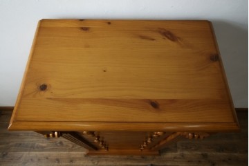 中古　美品　アメリカ輸入家具　パイン材　縦型　カントリースタイルの空間づくりにおすすめのトールチェスト　(R-082646)