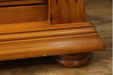 中古　美品　アメリカ輸入家具　パイン材　縦型　カントリースタイルの空間づくりにおすすめのトールチェスト　(R-082646)