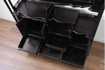 和製ビンテージ　美品!!　美しい縞黒檀(シマコクタン)材が魅力!手彫り彫刻の格調高い茶棚(飾り棚、違い棚、収納棚、戸棚、ヴィンテージ)(R-082647)