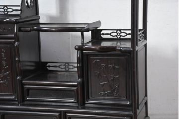 和製ビンテージ　美品!!　美しい縞黒檀(シマコクタン)材が魅力!手彫り彫刻の格調高い茶棚(飾り棚、違い棚、収納棚、戸棚、ヴィンテージ)(R-082647)