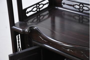 和製ビンテージ　美品!!　美しい縞黒檀(シマコクタン)材が魅力!手彫り彫刻の格調高い茶棚(飾り棚、違い棚、収納棚、戸棚、ヴィンテージ)(R-082647)