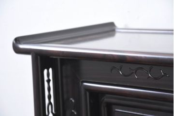 和製ビンテージ　美品!!　美しい縞黒檀(シマコクタン)材が魅力!手彫り彫刻の格調高い茶棚(飾り棚、違い棚、収納棚、戸棚、ヴィンテージ)(R-082647)