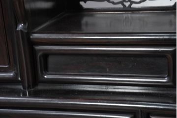 和製ビンテージ　美品!!　美しい縞黒檀(シマコクタン)材が魅力!手彫り彫刻の格調高い茶棚(飾り棚、違い棚、収納棚、戸棚、ヴィンテージ)(R-082647)