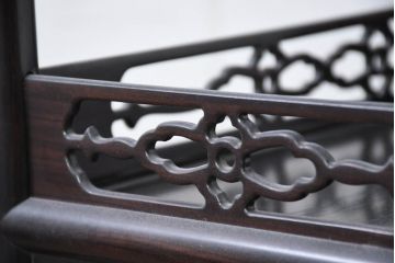 和製ビンテージ　美品!!　美しい縞黒檀(シマコクタン)材が魅力!手彫り彫刻の格調高い茶棚(飾り棚、違い棚、収納棚、戸棚、ヴィンテージ)(R-082647)
