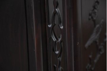 和製ビンテージ　美品!!　美しい縞黒檀(シマコクタン)材が魅力!手彫り彫刻の格調高い茶棚(飾り棚、違い棚、収納棚、戸棚、ヴィンテージ)(R-082647)