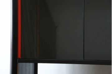 中古　Cassina(カッシーナ)　Brera(ブレラ)　モダンなデザインが素敵な縦型キャビネット　(R-082649)