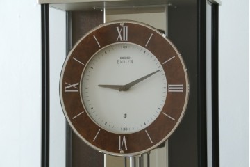中古　美品　高級品!!　SEIKO(セイコー)　EMBLEM(エンブレム)　HW572B　モダンデザイン　洗練された高級感漂うデザインの報時ホールクロック　定価約110万円　(R-082650)