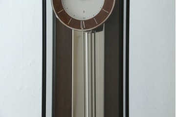 中古　美品　高級品!!　SEIKO(セイコー)　EMBLEM(エンブレム)　HW572B　モダンデザイン　洗練された高級感漂うデザインの報時ホールクロック　定価約110万円　(R-082650)