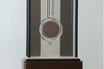 中古　美品　高級品!!　SEIKO(セイコー)　EMBLEM(エンブレム)　HW572B　モダンデザイン　洗練された高級感漂うデザインの報時ホールクロック　定価約110万円　(R-082650)